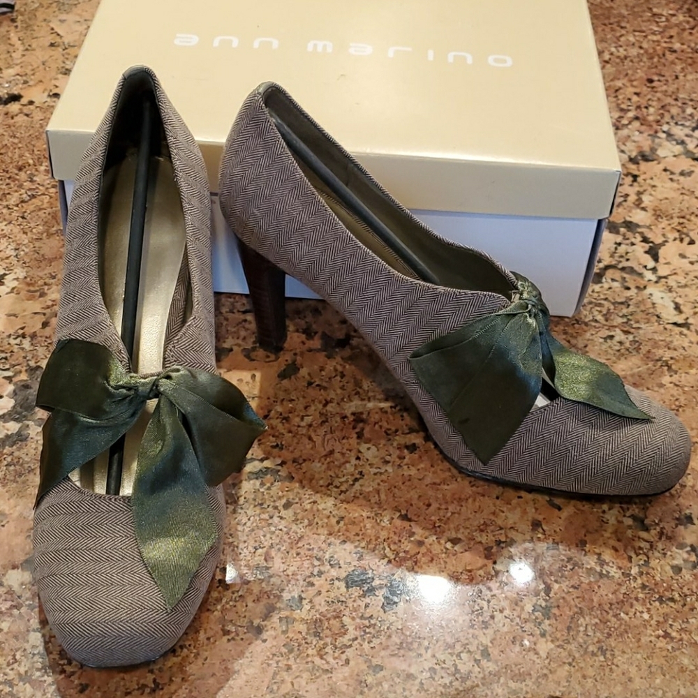 BRAND NEW, NEVER WORN Ann Marino Heels Taupe